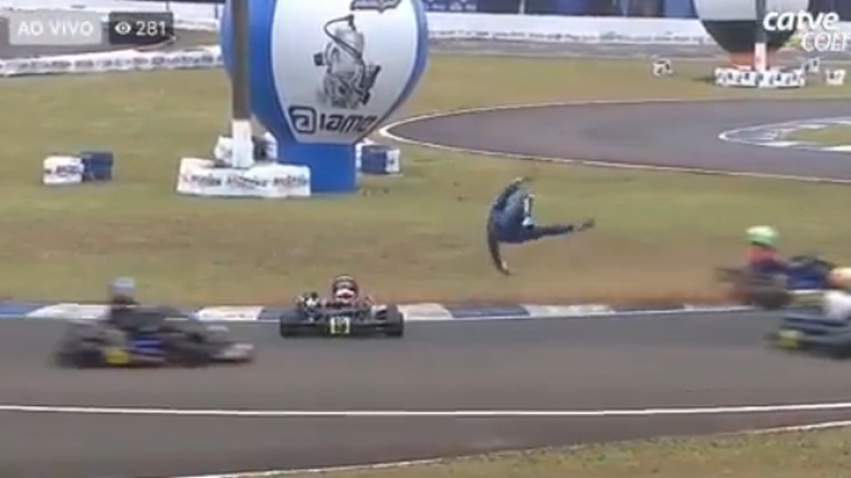 Τον σήκωσε στον αέρα!